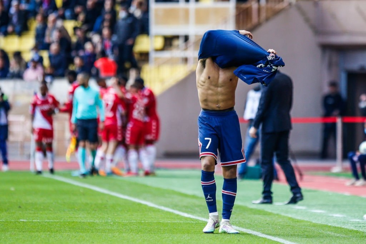 Dấu ấn lớn nhất của Mbappe kể từ đầu trận là tình huống cởi bỏ chiếc áo giữ nhiệt và tỏ ra bực tức khi PSG để thủng lưới. (Ảnh: Getty)