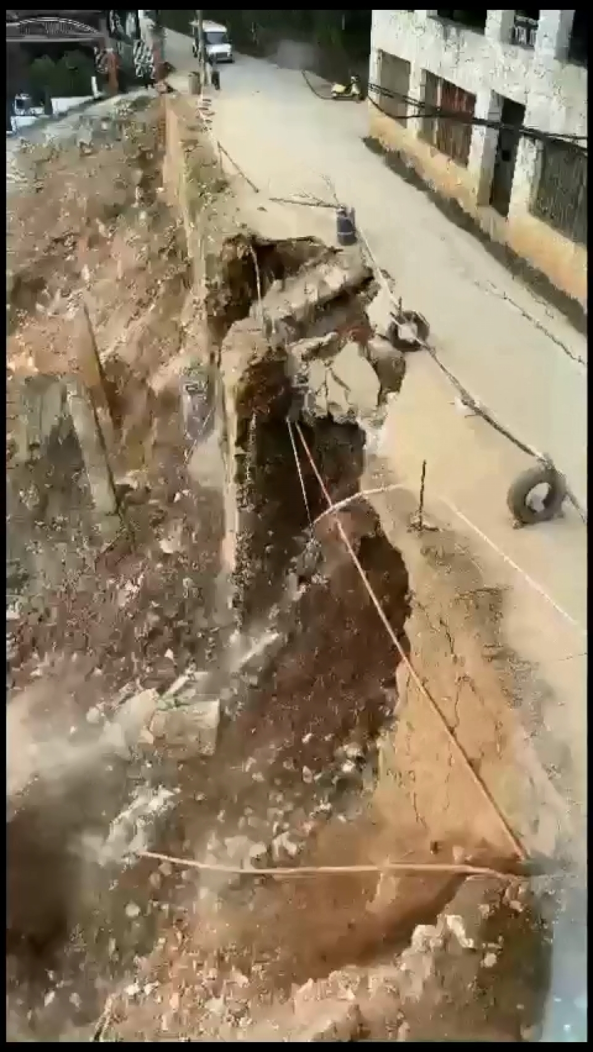 Hiện nay đoạn đường Hoàng Liên qua khu vực này đã bị đứt gãy hoàn toàn