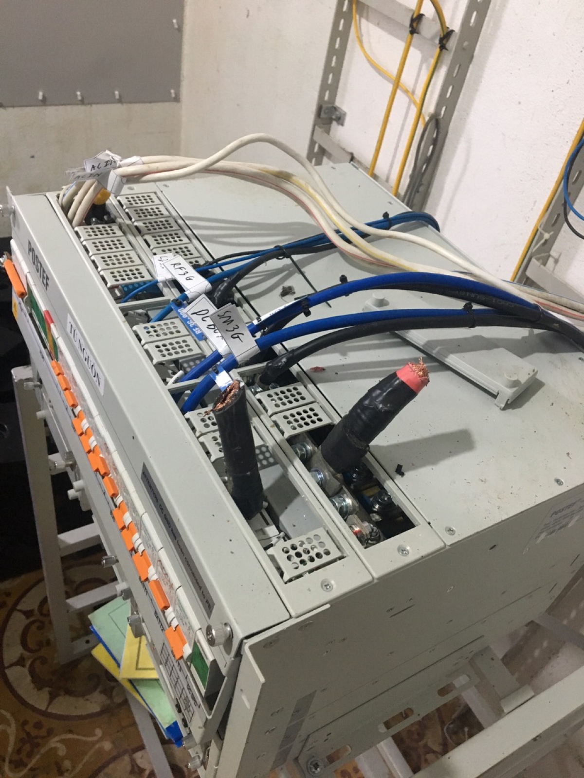 Hiện trường bên trong phòng máy bị nhóm đối tượng cắt trộm dây cáp lõi đồng