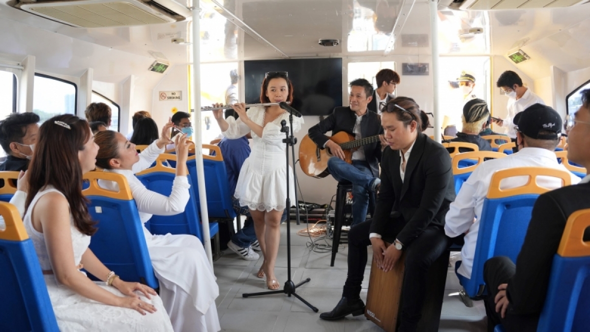 Mang âm nhạc lên phục vụ trên những chuyến buýt đường sông.