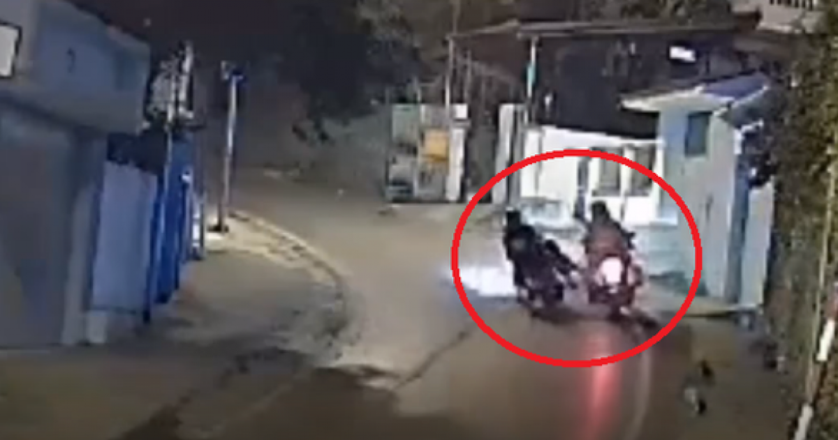Nhóm nam sinh 'kẹp 3' lạng lách, đánh võng, đạp xe cảnh sát giao thông - Ảnh cắt từ camera