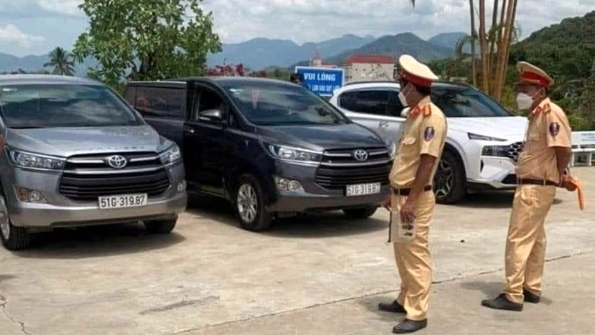 2 xe ô tô có cùng biển số đậu cạnh nhau tại Trung tâm Thánh mẫu Tà Pao. (Ảnh: CA)