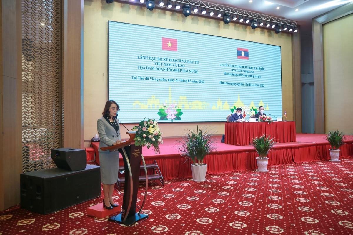Bà Hương Trần Kiều Dung phát biểu tại Tọa đàm Doanh nghiệp Việt Nam - Lào.