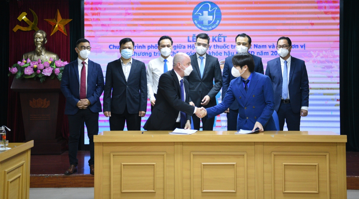 Lễ ký kết giữa Hội Thầy thuốc trẻ Việt Nam và các đơn vị triển khai chương trình chăm sóc sức khỏe hậu COVID.