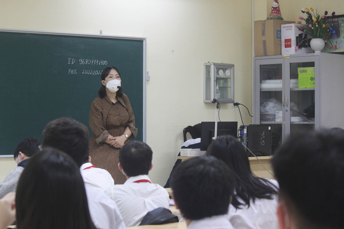 Cô Nguyễn Thị Tạo vừa kết hợp giữa kế hoạch học trên lớp đan xen với việc ôn thi, củng cố thêm kiến thức cho học sinh.