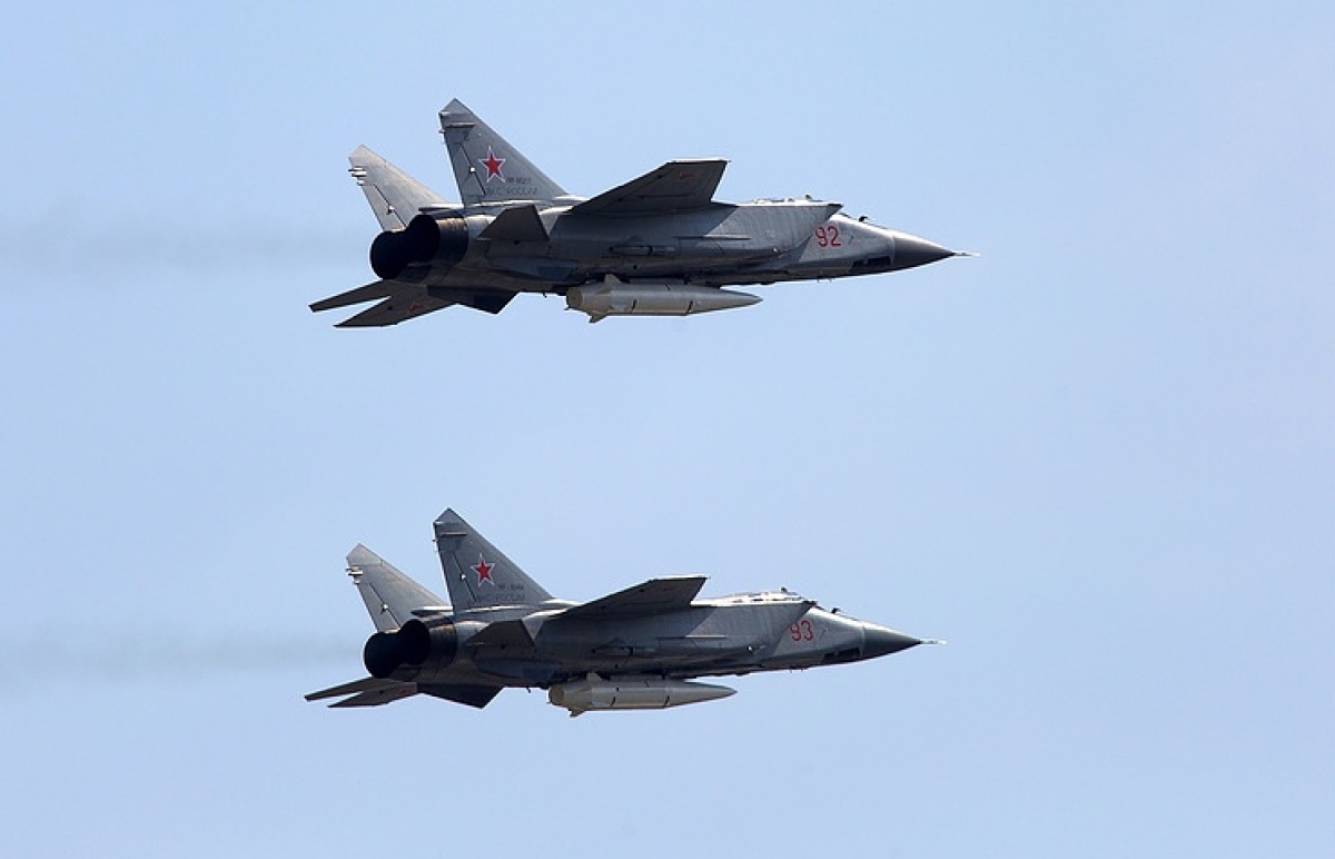 Tiêm kích MiG-31 mang tên lửa siêu thanh phóng từ trên không Kinzhal. Ảnh: Tass
