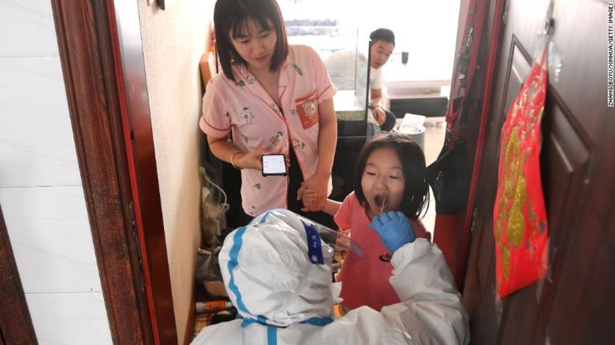 Nhân viên y tế lấy mẫu xét nghiệm cho người dân tại thành phố Trường Xuân, tỉnh Cát Lâm, ngày 18/3/2022. Ảnh: CNN