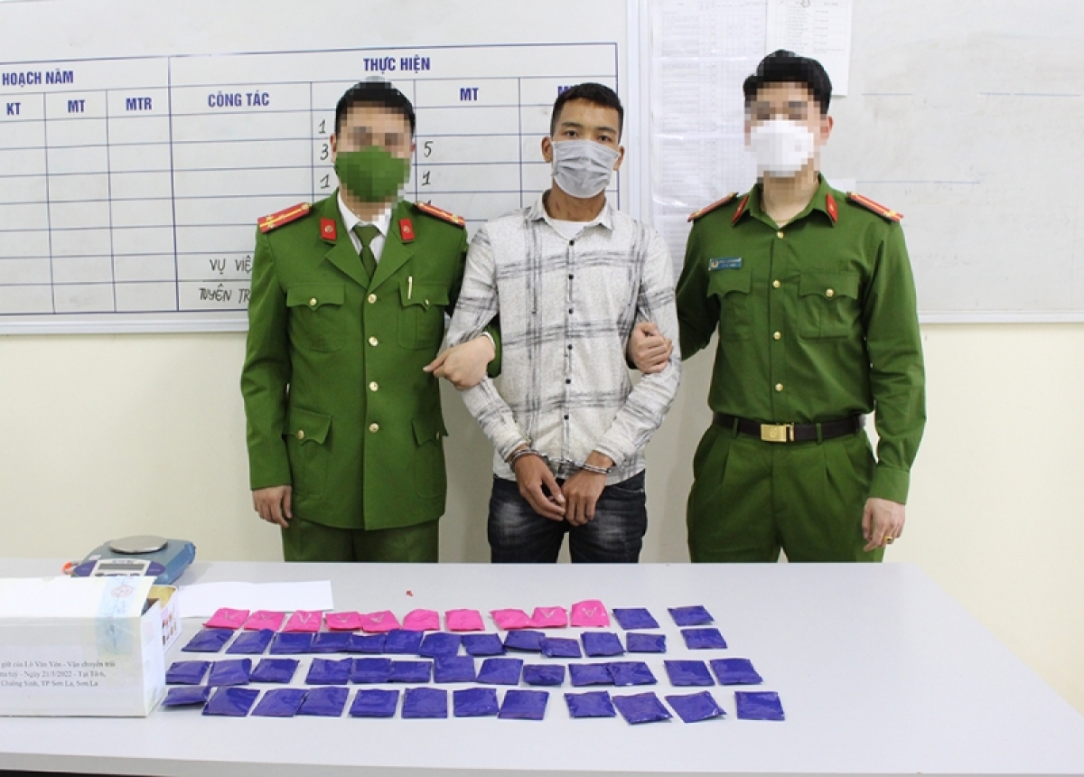Đối tượng Lò Văn Yên cùng tang vật tại cơ quan công an