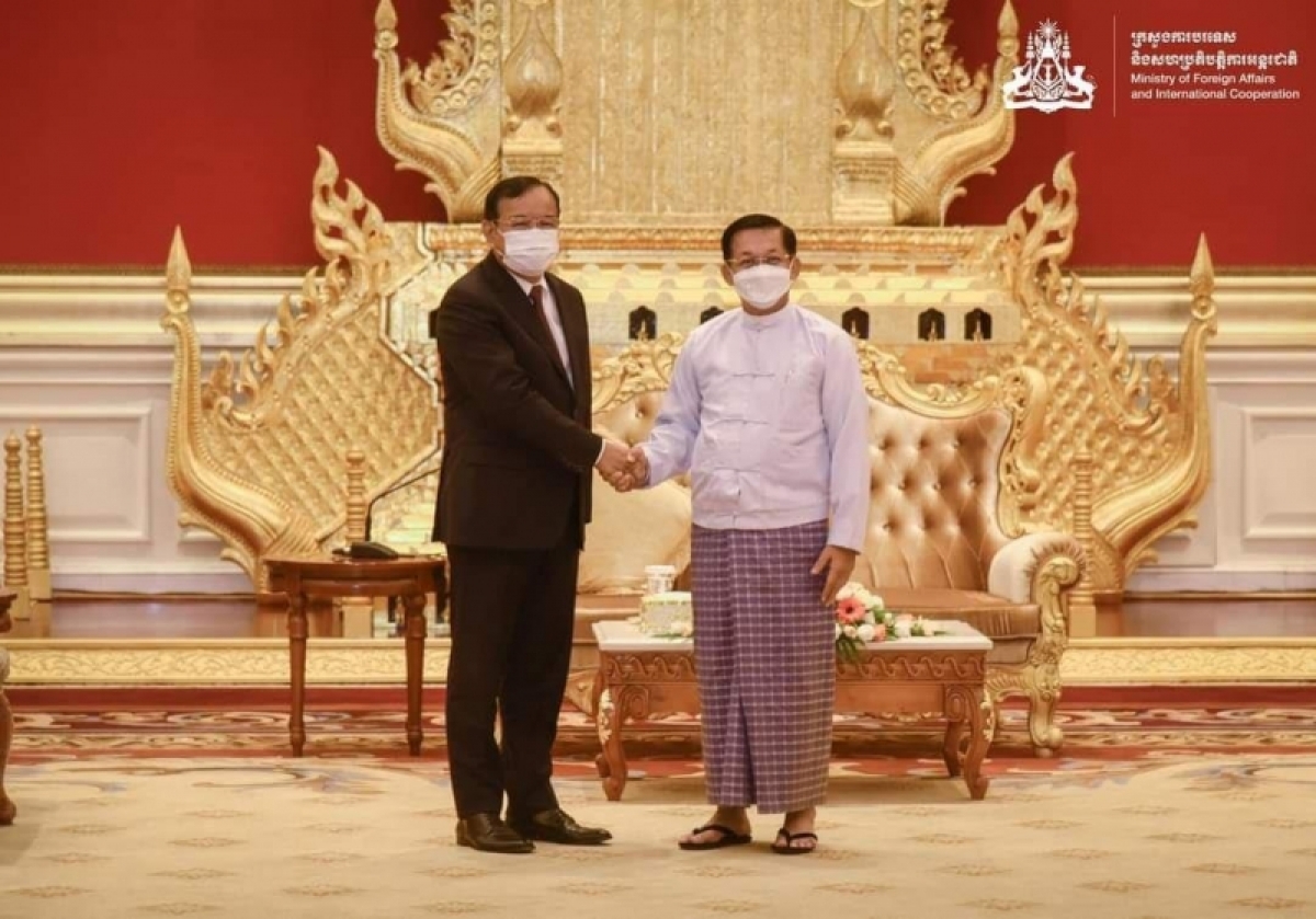 Phó Thủ tướng Prak Sokhon, Đặc phái viên ASEAN và Thống tướng Min Aung Hlaing. (Ảnh: Bộ Ngoại giao Campuchia)