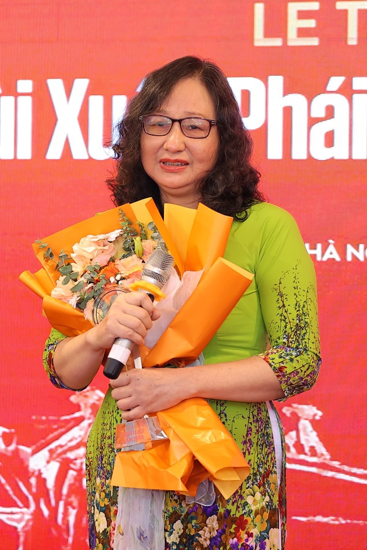 Phu nhân Nhạc sĩ Hồng Đăng thay mặt ông nhận Giải thưởng Lớn - Vì tình yêu Hà Nội lần 14 - 2021. Ảnh: Hòa Nguyễn