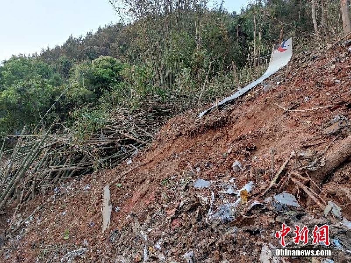 Mảnh vỡ máy bay được tìm thấy tại hiện trường. Ảnh: Chinanews.