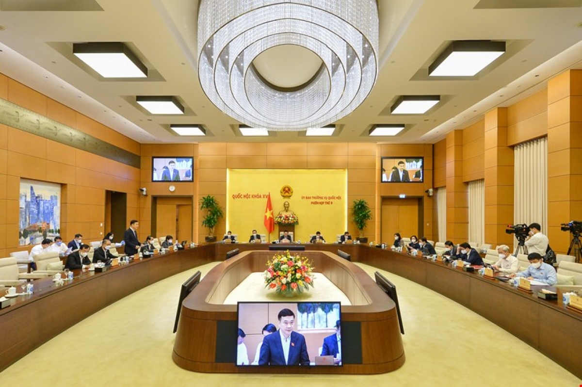 Chủ nhiệm Ủy ban Kinh tế Vũ Hồng Thanh trình bày Báo cáo về một số vấn đề lớn về việc giải trình, tiếp thu, chỉnh lý dự thảo Luật Kinh doanh bảo hiểm (sửa đổi) tại phiên họp thứ 9. Ảnh: Quốc hội