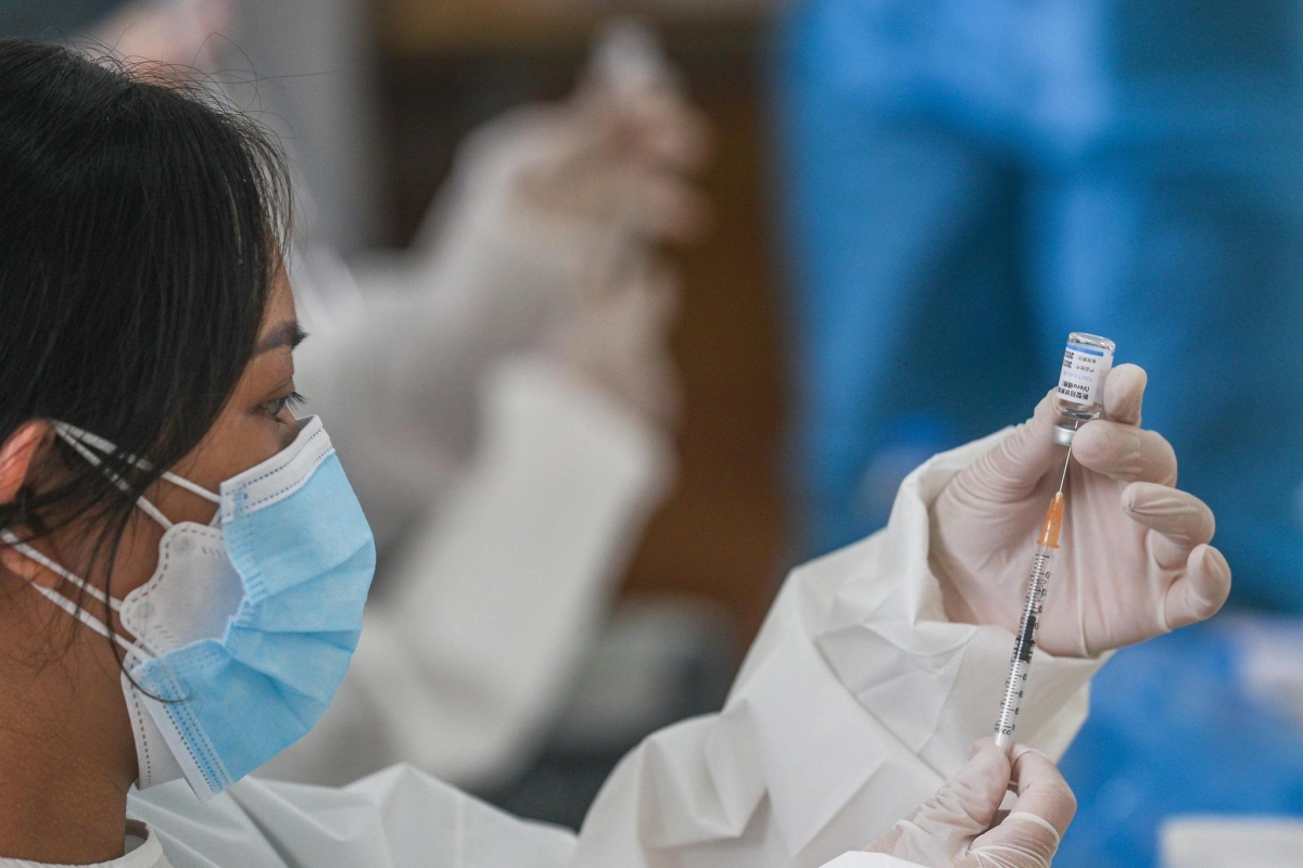 Ngày 22/10, Ban Chỉ đạo phòng chống dịch COVID-19 TPHCM ban hành khẩn kế hoạch tiêm chủng vaccine phòng COVID-19 cho trẻ từ 12-17 tuổi. Việc tiêm này sẽ thực hiện theo thứ tự lứa tuổi giảm dần, ưu tiên tiêm trước cho trẻ từ 16-17 tuổi