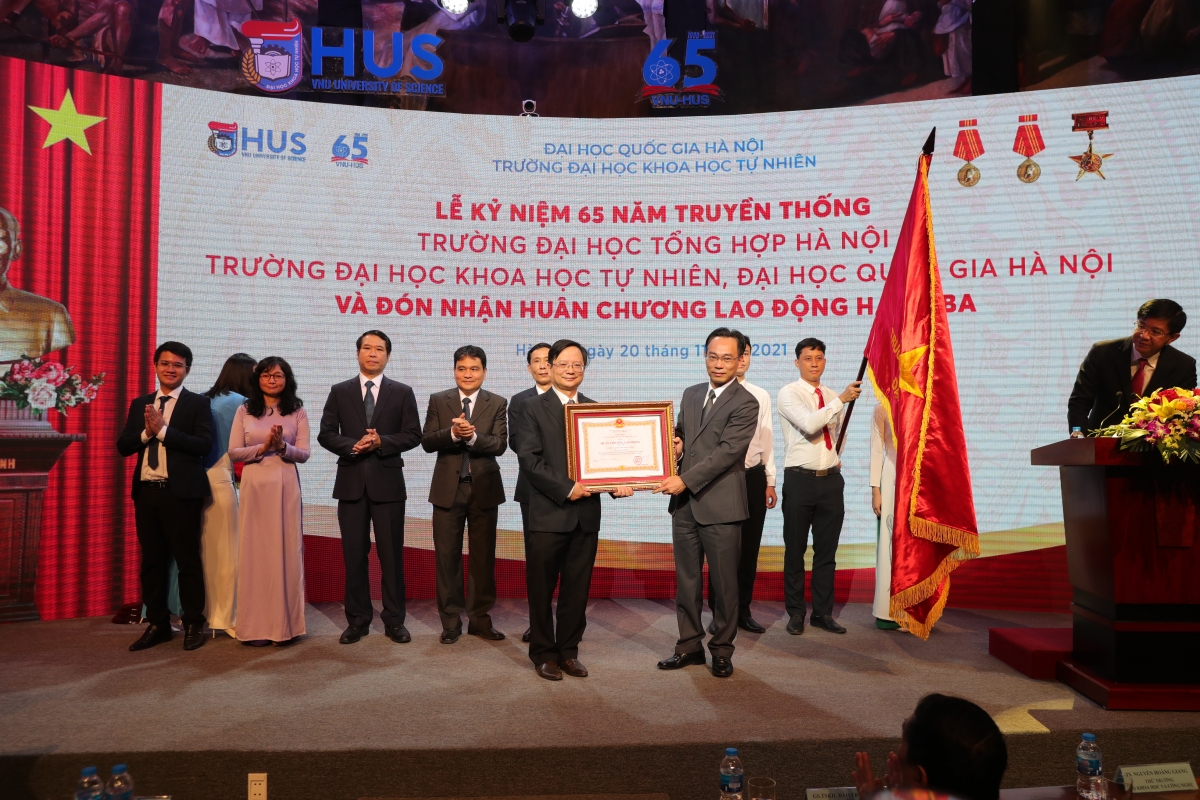 Thứ trưởng Bộ GD&ĐT Hoàng Minh Sơn trao tặng Huân chương Lao động hạng Ba (lần thứ 2) cho PGS.TSKH Vũ Hoàng Linh - Hiệu trưởng trường ĐH Khoa học Tự nhiên - ĐH Quốc gia Hà Nội 