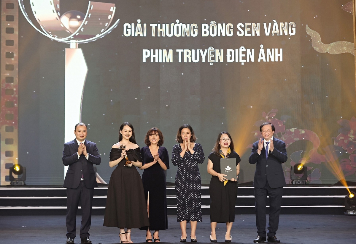 Đoàn phim Mắt biếc nhận Bông sen Vàng