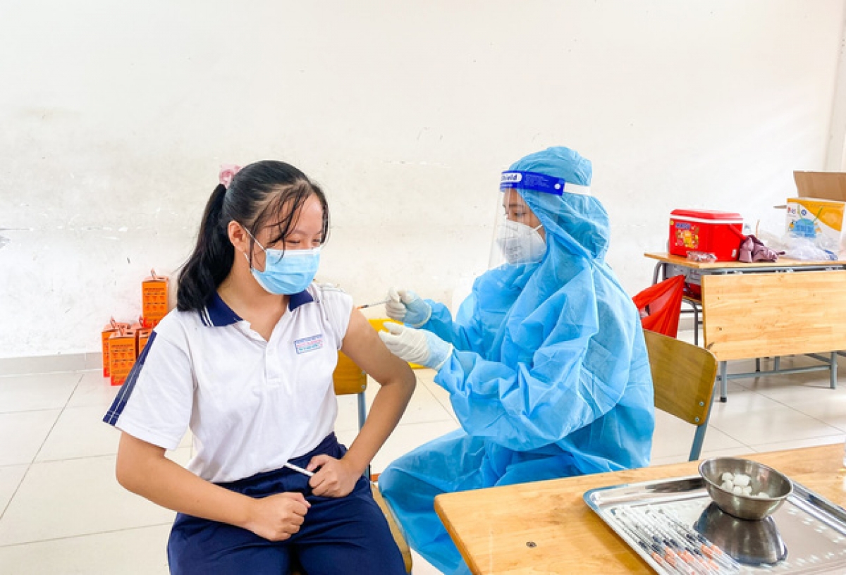 53 tỉnh, thành phố có tỷ lệ bao phủ vaccine phòng COVID-19 mũi 2 cho trẻ từ 12-17 tuổi trên 90%