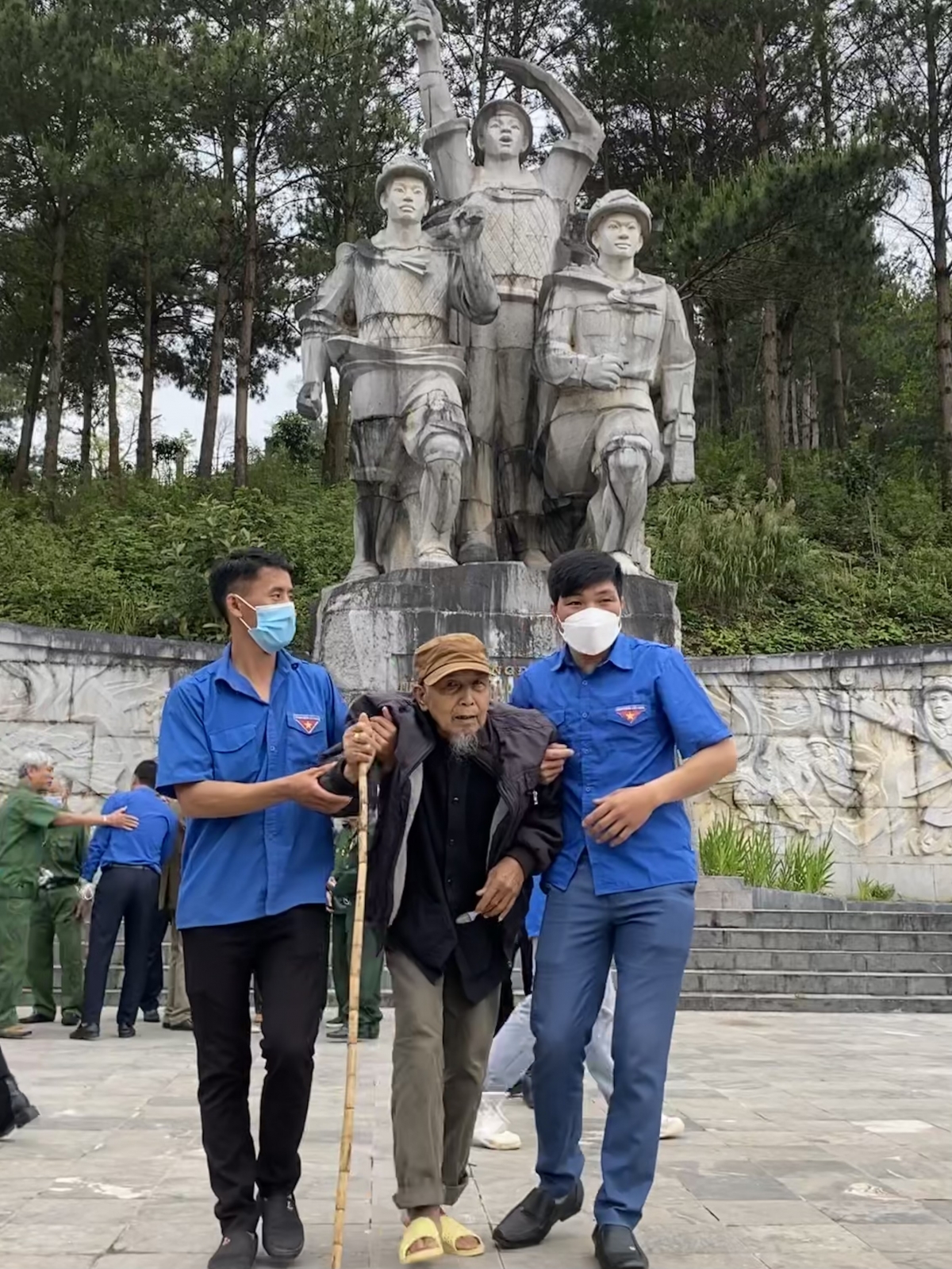 Cựu dân quân du kích Lò Văn Pọm về thăm lại chiến trường xưa.