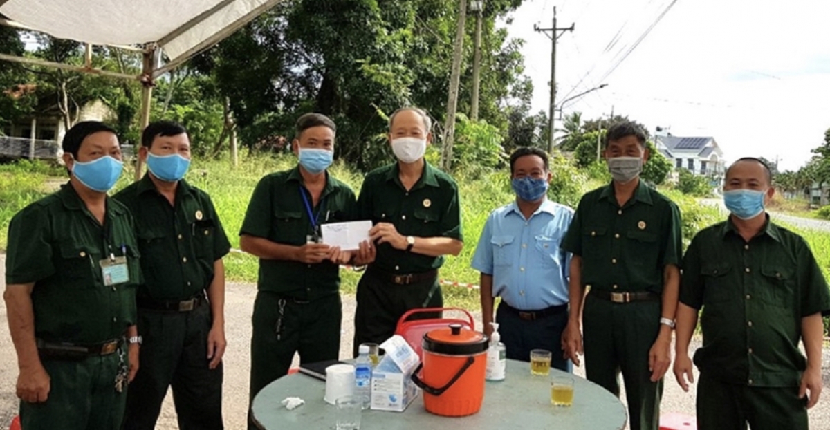 Lãnh đạo Hội Cựu chiến binh thành phố Đồng Xoài tặng quà cựu chiến binh xã Tân Thành trực chốt 