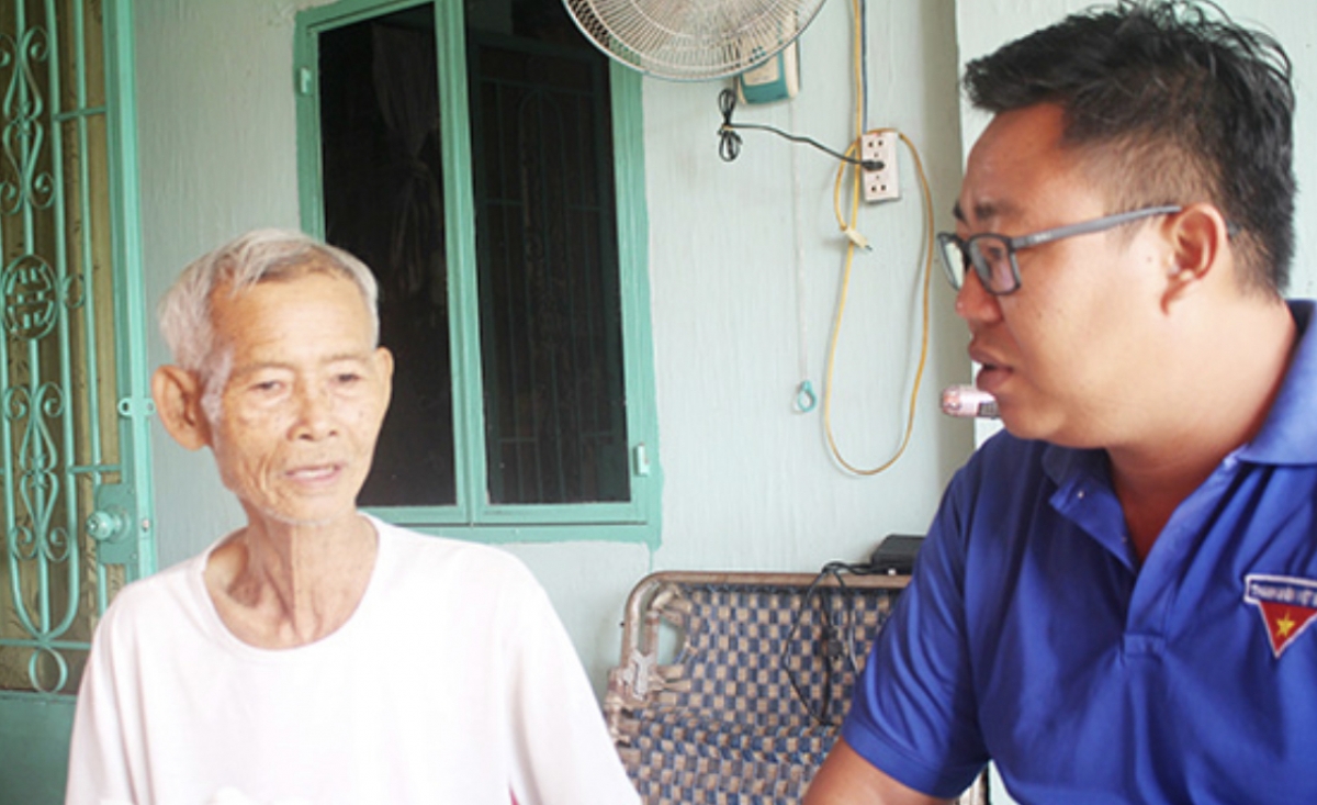 Cựu chiến binh Đoàn Thanh Bài (trái) kể với một đoàn viên Đoàn Thanh niên xã Thanh Bình (H.Trảng Bom) về chuyện đơn vị ông và nhiều đơn vị khác bám rừng núi Cây Gáo - Thanh Bình để chiến đấu