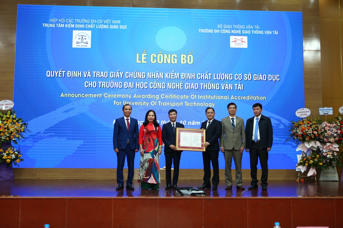 Ban giám hiệu trường Đại học Công nghệ Giao thông Vận tải đón nhận chứng nhận Kiểm định chất lượng cơ sở giáo dục lần 2 ( 2022-2027)