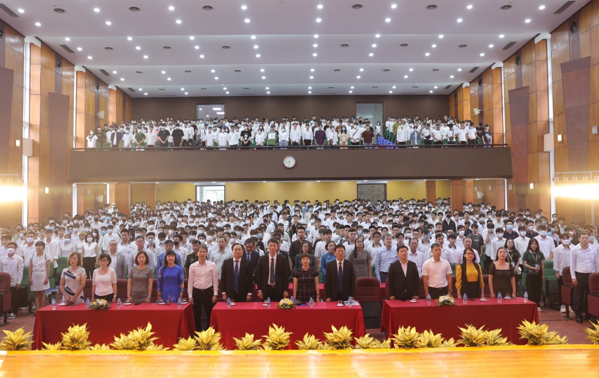 Thầy trò nhà trường và các tổ chức đối tác thực hiện nghi lễ chào cờ trước khi tổ chức Khai giảng 