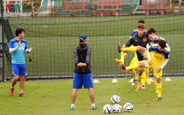 thay park "soi" u23 viet nam tap luyen, sap gach ten 6 nguoi nua hinh 9