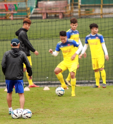 thay park "soi" u23 viet nam tap luyen, sap gach ten 6 nguoi nua hinh 10