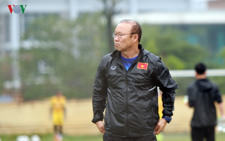 thay park "soi" u23 viet nam tap luyen, sap gach ten 6 nguoi nua hinh 8