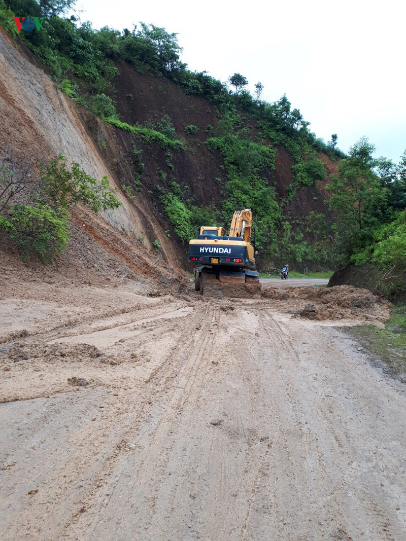 son la: hon 800 diem sat lo, ngap ung do mua lu, giao thong ach tac hinh 16
