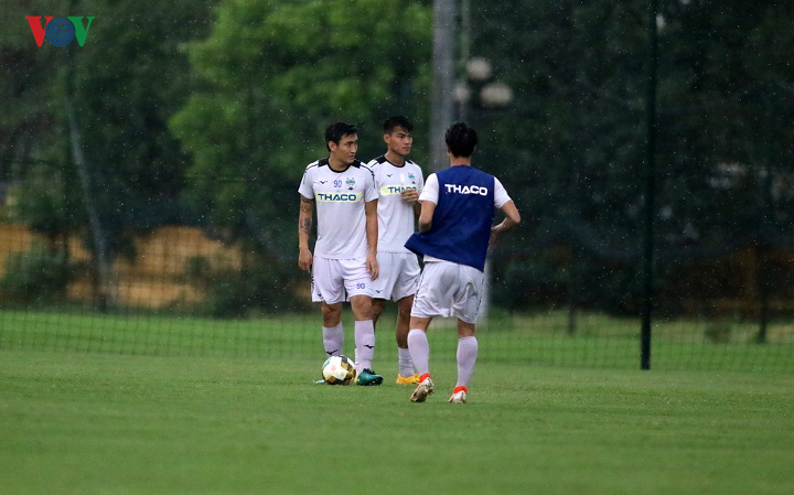 tuan anh, xuan truong doi mua tap luyen cung hagl quyet dau ha noi fc hinh 5