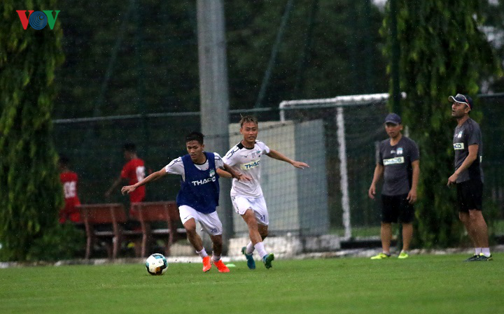 tuan anh, xuan truong doi mua tap luyen cung hagl quyet dau ha noi fc hinh 8