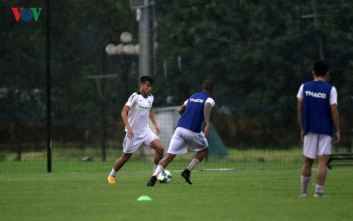 tuan anh, xuan truong doi mua tap luyen cung hagl quyet dau ha noi fc hinh 7