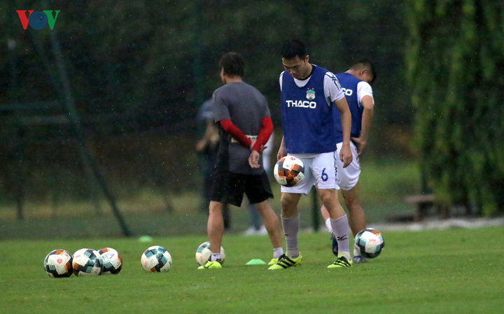 tuan anh, xuan truong doi mua tap luyen cung hagl quyet dau ha noi fc hinh 10