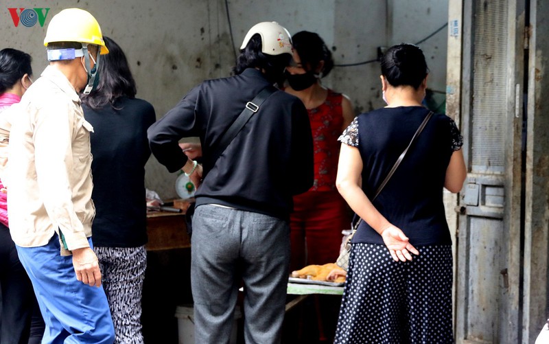nguoi dan ha noi bat dau lo la ve khoang cach tiep xuc khi di cho  hinh 10