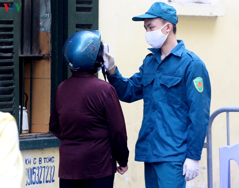 nguoi dan ha noi bat dau lo la ve khoang cach tiep xuc khi di cho  hinh 1