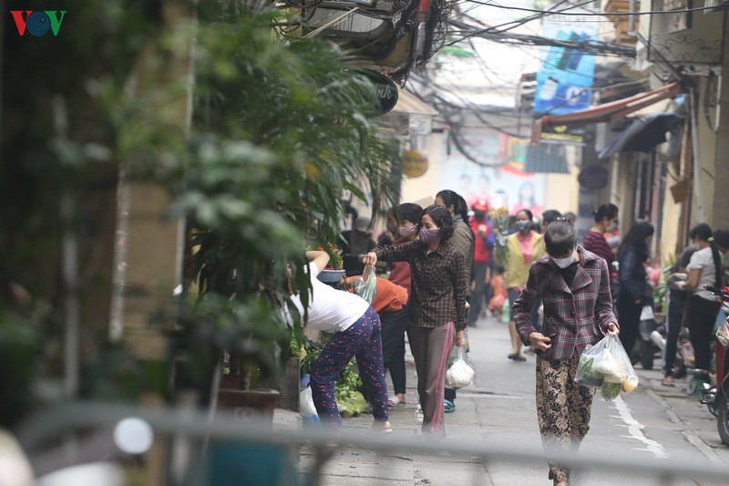 nguoi dan ha noi bat dau lo la ve khoang cach tiep xuc khi di cho  hinh 2