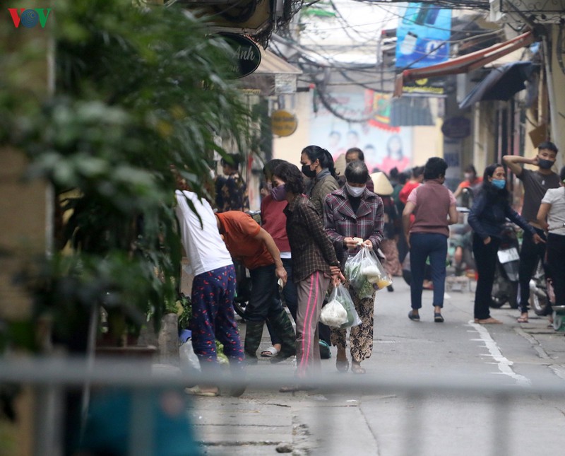 nguoi dan ha noi bat dau lo la ve khoang cach tiep xuc khi di cho  hinh 3