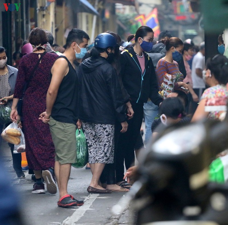nguoi dan ha noi bat dau lo la ve khoang cach tiep xuc khi di cho  hinh 4