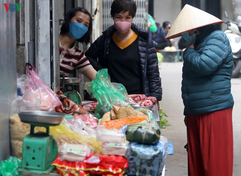 nguoi dan ha noi bat dau lo la ve khoang cach tiep xuc khi di cho  hinh 7