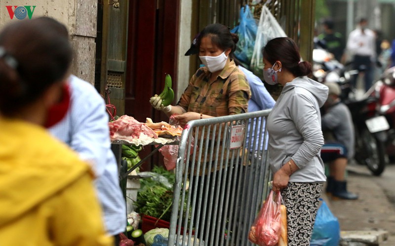 nguoi dan ha noi bat dau lo la ve khoang cach tiep xuc khi di cho  hinh 8