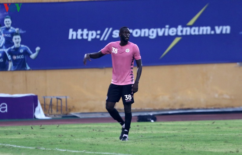 thay park tang qua sinh nhat que ngoc hai sau tran ha noi fc - viettel hinh 10