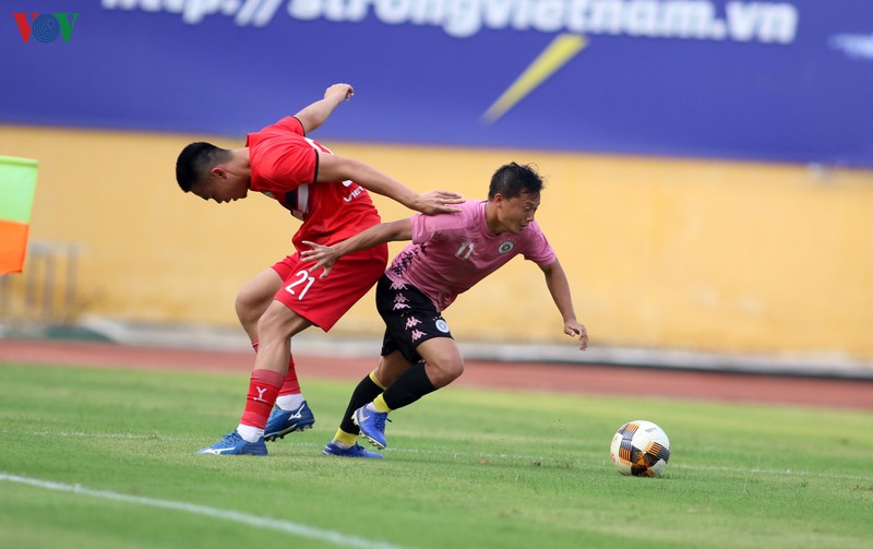 thay park tang qua sinh nhat que ngoc hai sau tran ha noi fc - viettel hinh 11