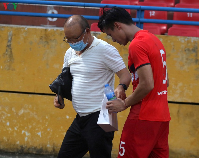 thay park tang qua sinh nhat que ngoc hai sau tran ha noi fc - viettel hinh 12