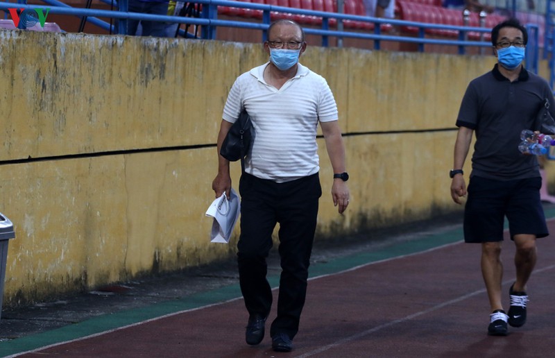 thay park tang qua sinh nhat que ngoc hai sau tran ha noi fc - viettel hinh 2