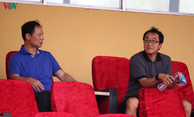 thay park tang qua sinh nhat que ngoc hai sau tran ha noi fc - viettel hinh 3
