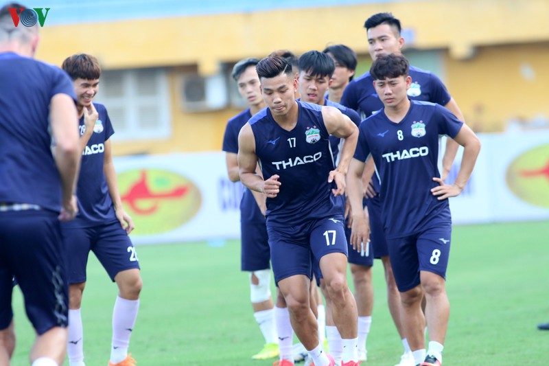 van toan quan bang trang dau goi van quyet cung hagl dau ha noi fc hinh 5