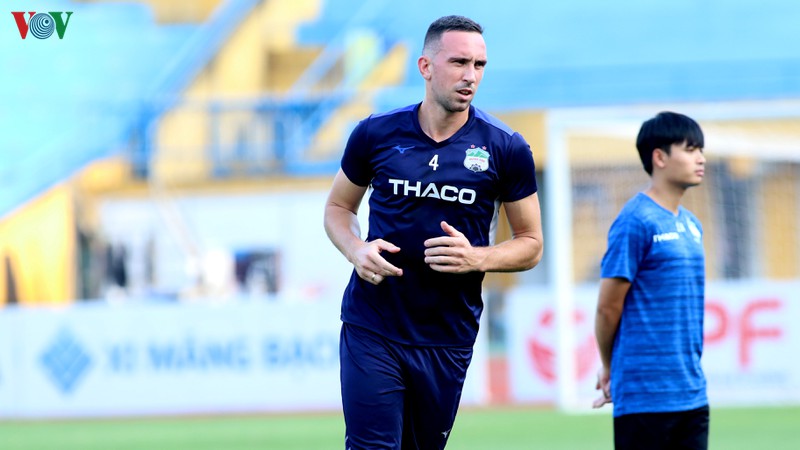 van toan quan bang trang dau goi van quyet cung hagl dau ha noi fc hinh 6