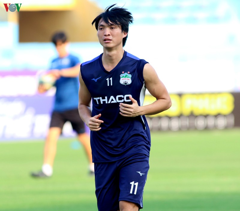van toan quan bang trang dau goi van quyet cung hagl dau ha noi fc hinh 7