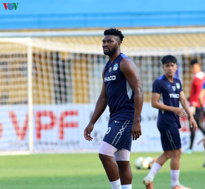 van toan quan bang trang dau goi van quyet cung hagl dau ha noi fc hinh 8