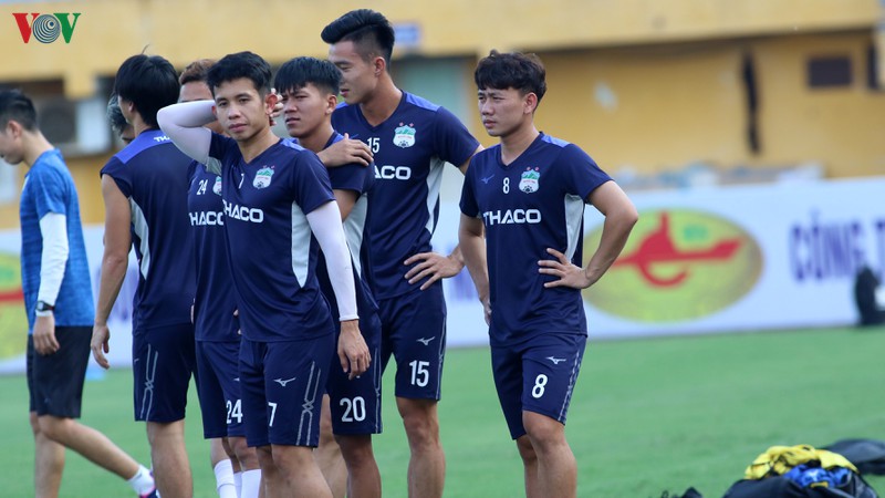 van toan quan bang trang dau goi van quyet cung hagl dau ha noi fc hinh 9